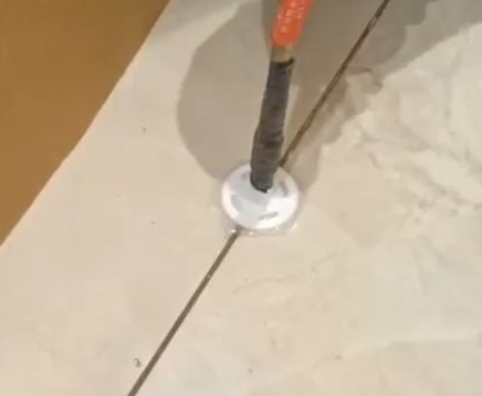汶川瓷砖空鼓维修公司专业解答瓷砖在铺贴过程中，如果没有涂抹均匀到位的粘结材料（如水泥砂浆或瓷砖胶），可能会导致以下问题
